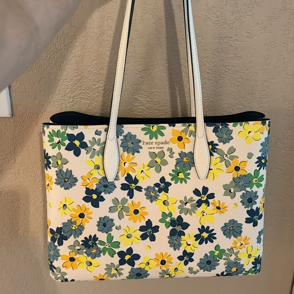 Kate Spade tote and matching pouch! NWT - Picture 3 of 11